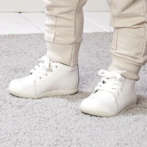 Stride Rite Sir Elliot White Baby Walker Shoes. Size 4 wide